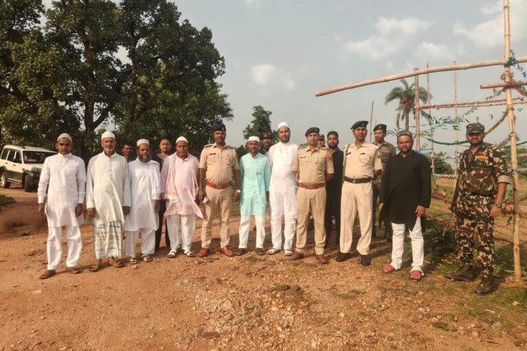 जयपुर में नमाज के बाद लोगों ने गले मिलकर दी मुबारकबाद