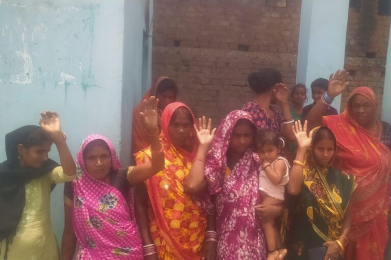 शंभुगंज में नल लगा, पाइप भी बिछा…घरों तक नहीं पहुंचा पानी, फूटा ग्रामीणों का गुस्सा