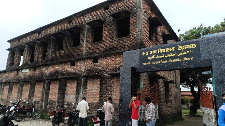 15 वर्षों से अधूरा पड़ा  2 उच्च विद्यालय का कक्षा भवन, छात्र-छात्राओं की पढ़ाई प्रभावित