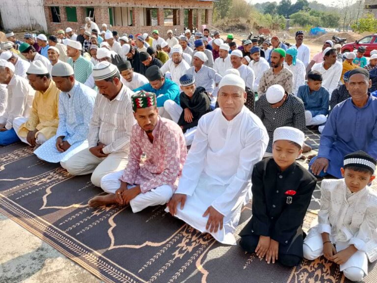 कर्रा : सौहार्द्रपूर्ण माहौल में मनायी गयी ईद अल अजहा