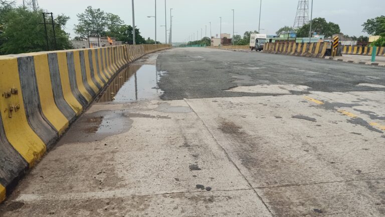 धालभूमगढ़ का फ्लाइओवर बदहाल, जलजमाव से बढ़ा हादसे का खतरा