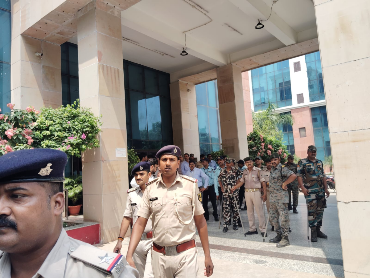 Igims बना विवादों का घर : इंजीनियर से मारपीट में जूनियर डॉक्टरों को पुलिस ने पकड़ा, बदले में हंगामा, ओटी ठप 1 Image 299