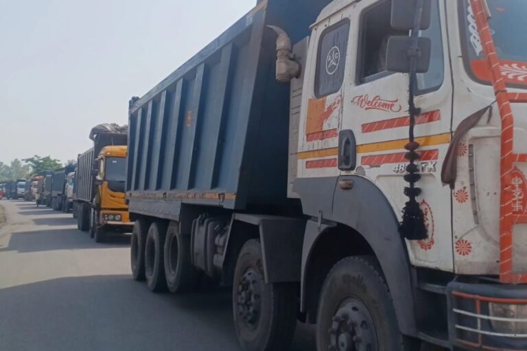 लातेहार के नवादा गांव में छह घंटे से सड़क जाम, डीवीसी के कोयले की ढुलाई का विरोध कर रहे ग्रामीण 