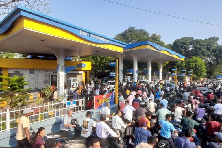 जमशेदपुर में तेल का ‘हाहाकार’, सड़कों पर लगी लाइन 