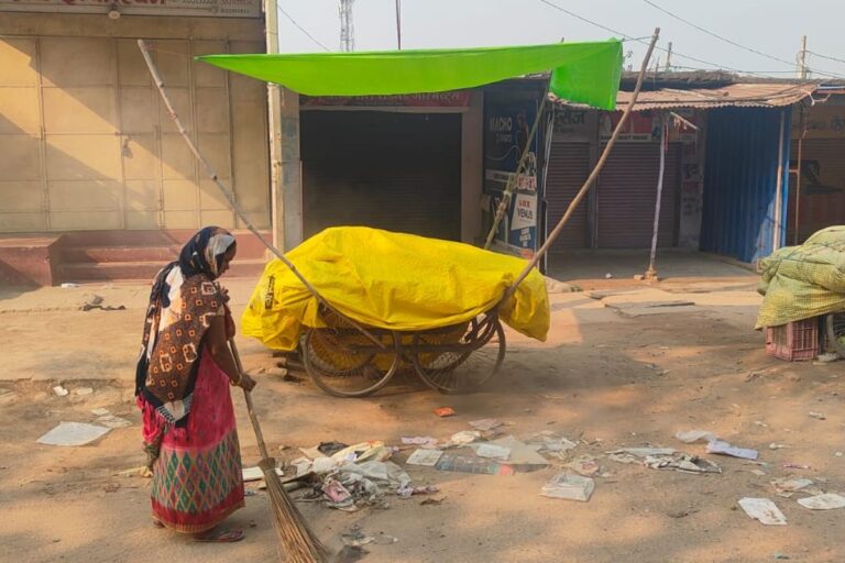 रोहतास में सफाई कर्मियों की हड़ताल खत्म, आश्वासन मिलने के बाद काम पर लौटे सभी कर्मी