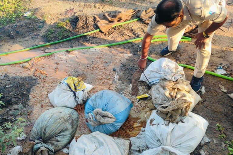 पश्चिमी सिंहभूम में उत्पाद विभाग की छापेमारी, एक गिरफ्तार, चार फरार
