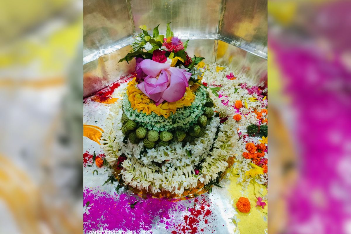 फूलों से सजे बाबा गरीबनाथ, जलाभिषेक के लिए उमड़ी श्रद्धालुओं की भीड़ 1 %E0%A4%97%E0%A5%8C%E0%A4%B0%E0%A4%B5 %E0%A4%95%E0%A5%81%E0%A4%Ae%E0%A4%Be%E0%A4%B0 1