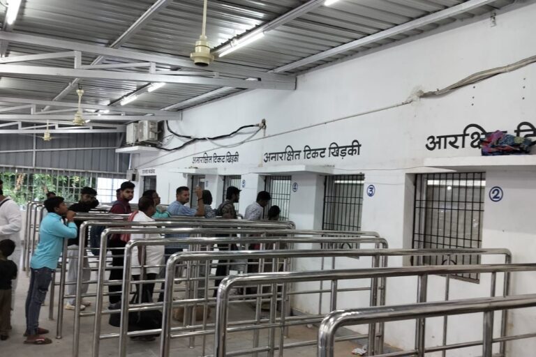 बेतिया रेलवे स्टेशन का अस्थायी आरक्षण केंद्र बना तपता तंदूर, भीषण गर्मी से यात्री परेशान