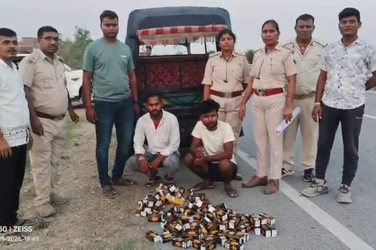 कैमूर के मोहनिया में 26 लीटर शराब के साथ दो तस्कर गिरफ्तार, ऑटो से हो रही थी सप्लाई