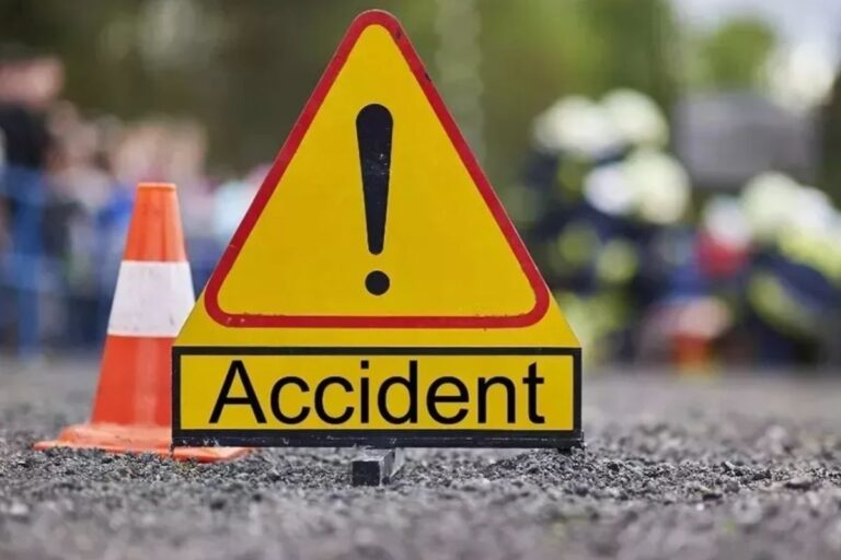 भोजपुर में ट्रक-बाइक की भिड़ंत, संतुलन बिगड़ने से सड़क पर गिरा युवक, गंभीर रूप से हुआ घायल