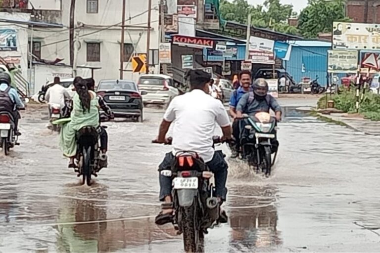 रोहतास में नगर निगम बेखबर : NH-2C पर जलजमाव से बढ़ा हादसों का खतरा, गैस एजेंसी के पास सड़क बनी तालाब