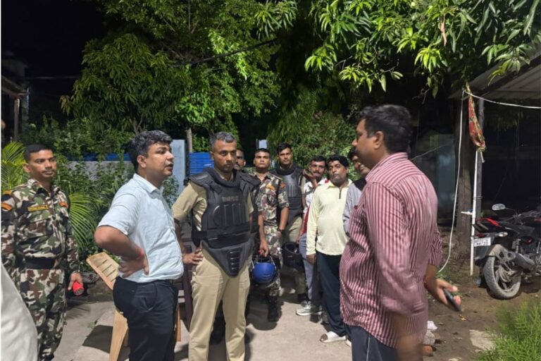 रोहतास में आधी रात बिजली कार्यालय पहुंचे DM-SP, बोले-सुरक्षा जांच के बिना सप्लाई पर रोक, व्यवस्था को लेकर दिए सख्त निर्देश