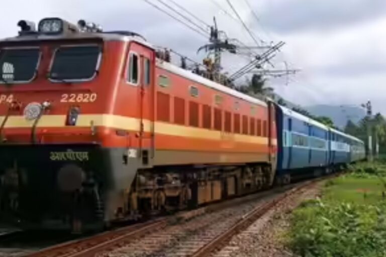 पटना–डीडीयू रूट पर ट्रेनों की लेटलतीफी से बक्सर स्टेशन का हाल बेहाल, यात्री घंटों इंतजार को मजबूर