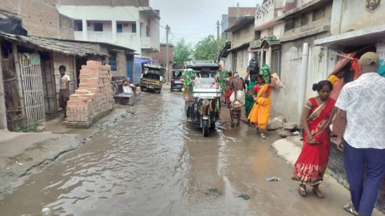 सिमरिया मुख्य स्नान घाट जाने वाली सड़क पर जलजमाव और कीचड़, श्रद्धालुओं की बढ़ी परेशानी