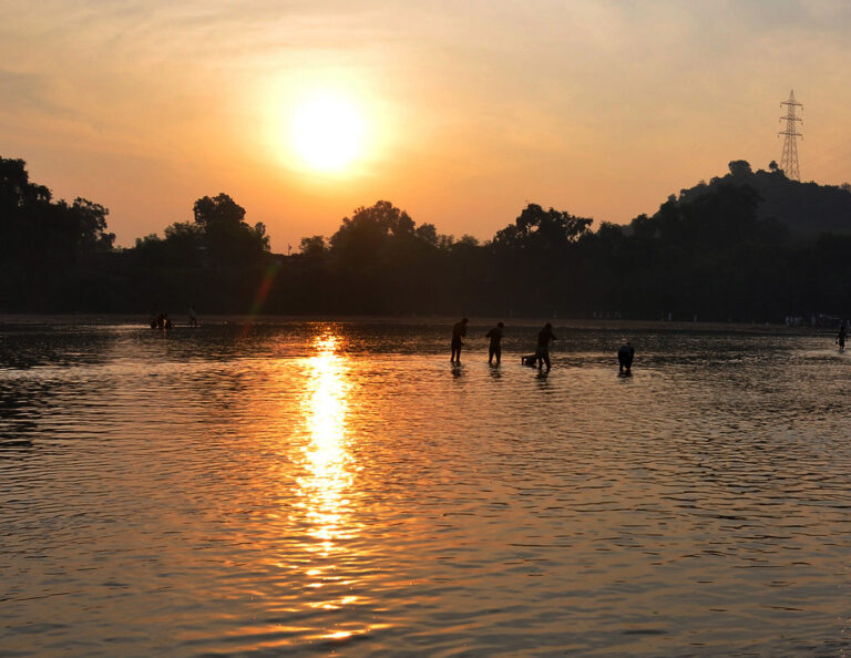 आज का दर्शन : मंदिरों में कब होगी सुबह-शाम की आरती, घर से निकलने से पहले चेक करें दर्शन का समय