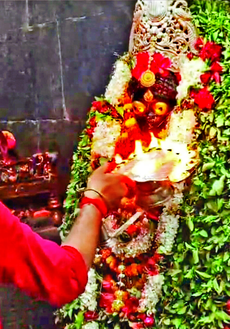 Kaimur News : माता मुंडेश्वरी धाम में सुबह की आरती के साथ शुरू हुआ भक्तों का रेला