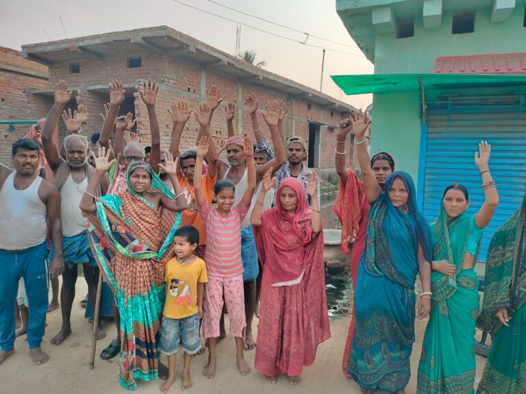 Banka News : पुरनचक गांव में जलजमाव से फूटा ग्रामीणों का गुस्सा, प्रदर्शन कर समाधान की उठाई मांग