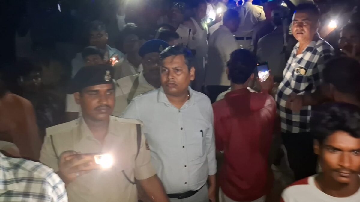 मनिहारी गंगा घाट पर बड़ा हादसा टला, कारगिल दियारा जा रही नाव डूबी, 11 यात्रियों की बची जान 2 24Kat 47