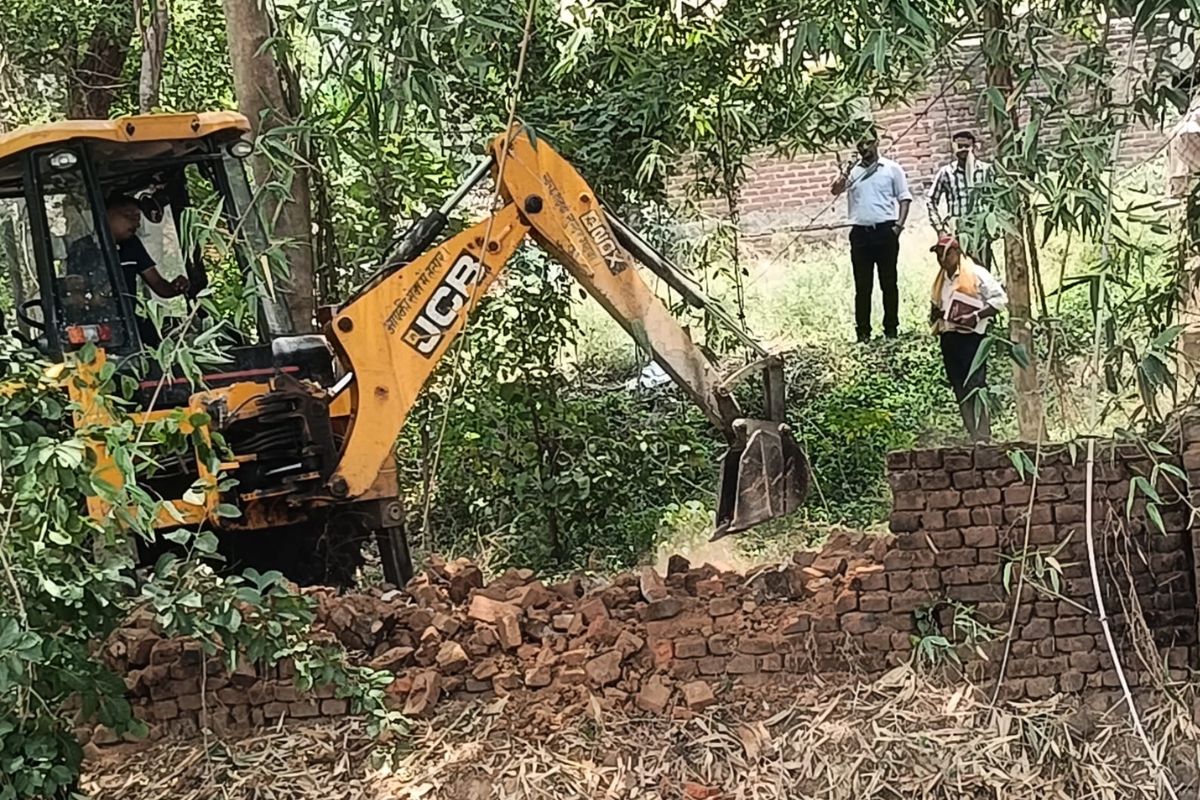 एसडीएम के तबादले से 'आपन सरवस्तिया' अभियान पर लगा ब्रेक, क्या अधूरी रह जाएगी गढ़वा की जन-क्रांति? 1 Aapan Saraswati Campaign
