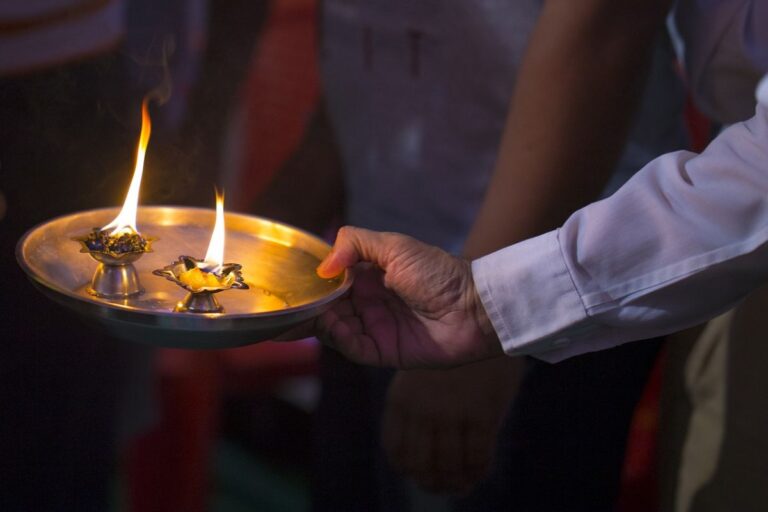 अधिकतर लोग आरती के बाद यह गलती करते हैं, धर्मशास्त्र में है इसका उल्लेख