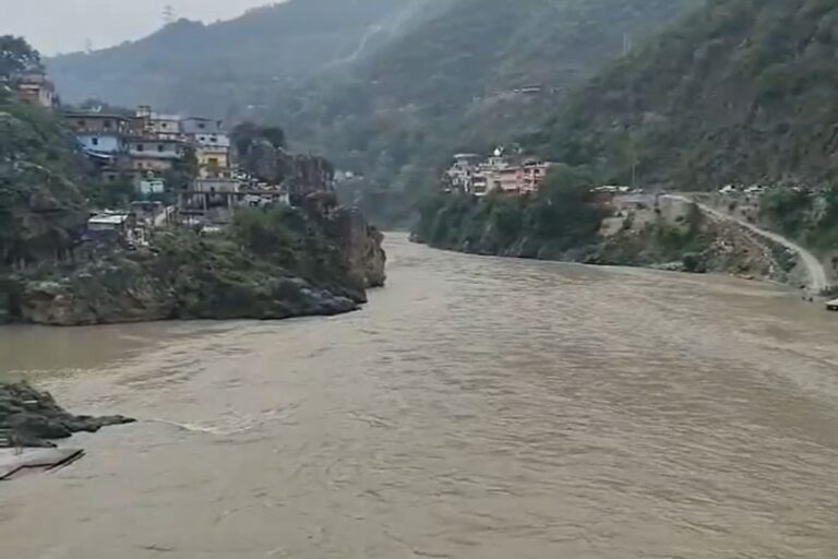 उत्तराखंड में कुदरत का ‘रौद्र रूप’: उफान पर अलकनंदा, भारी बारिश के बीच प्रशासन हाई अलर्ट पर