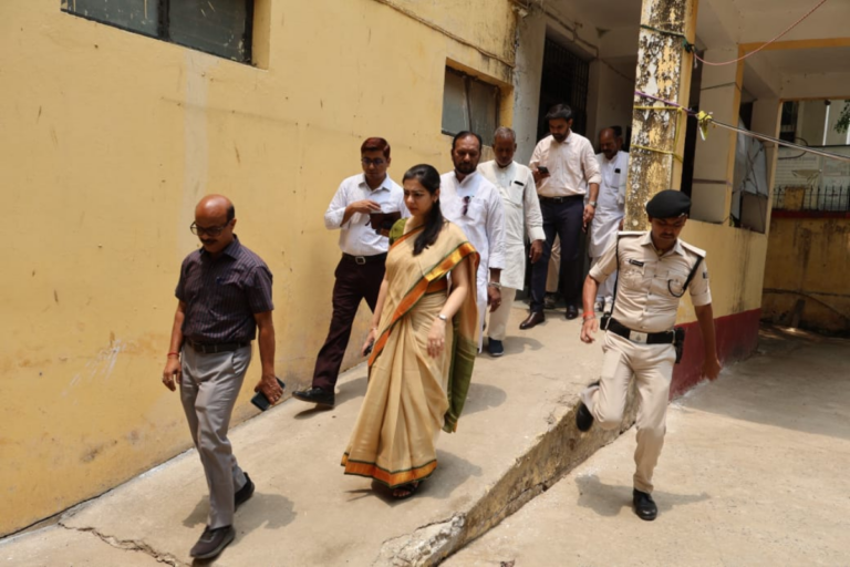अरवल में निर्वाचन आयोग के निर्देश पर बढ़ी मुस्तैदी, डीएम ने किया ईवीएम वेयरहाउस का निरीक्षण, जानिए क्या है मामल?