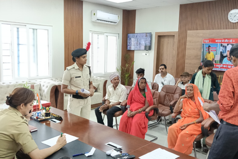 अरवल एसपी का जनता दरबार: सुनीं लोगों की समस्याएं, पुलिस अधिकारियों को दिया सख्त निर्देश