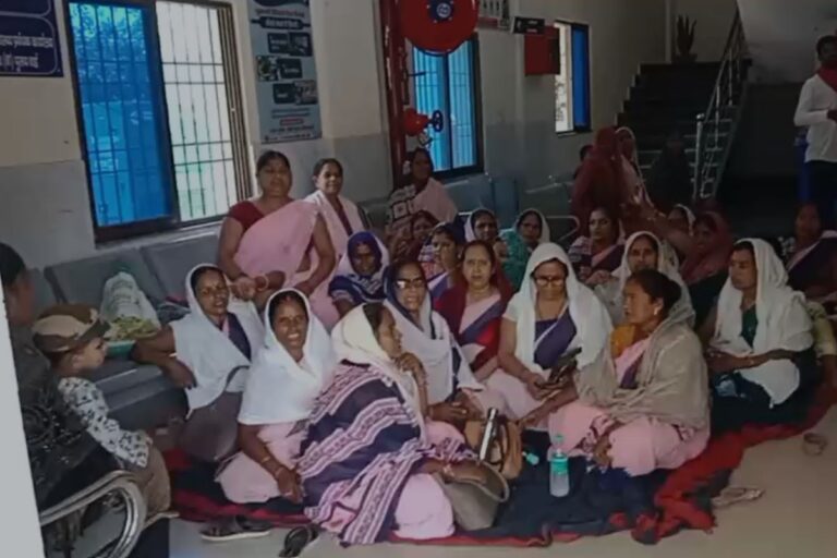 कैमूर में सड़क पर उतरीं आशा कार्यकर्ता; बोलीं- ‘दाम नहीं तो काम नहीं, दूसरे दिन भी जारी रहा हड़ताल
