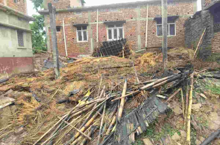 Bettiah Weather Update: आधी रात आसमान से गिरी आफत, ठनके ने पलभर में कई परिवारों की मेहनत कर दी राख