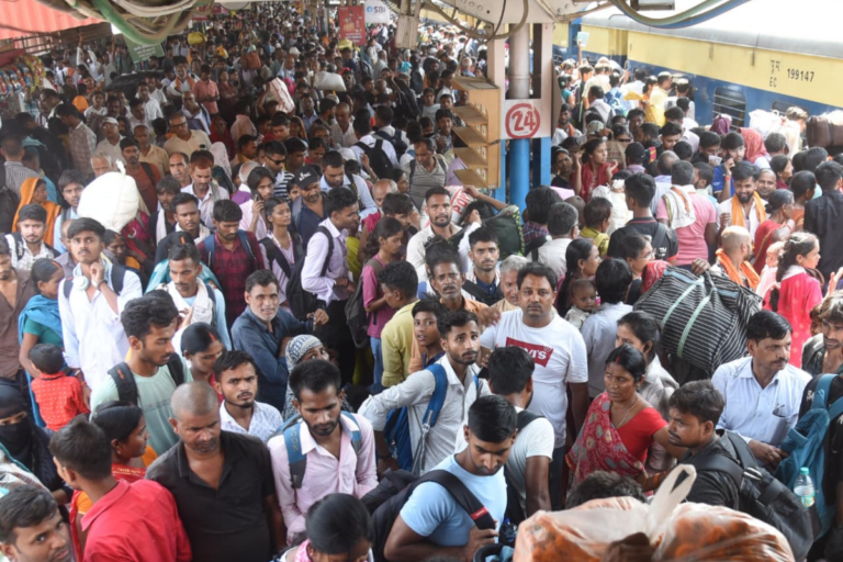 सिपाही भर्ती परीक्षा के बाद पटना के स्टेशनों पर उमड़ी छात्रों की भीड़, घर लौटने के लिए लगी लंबी-लंबी कतारें