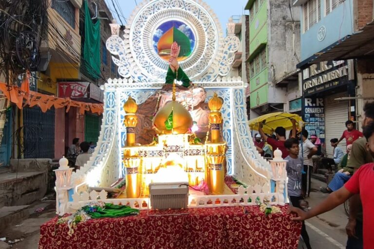 बक्सर में मुहर्रम पर उमड़ा जनसैलाब, यमुना चौक पर 107 ताजियों का हुआ मिलन