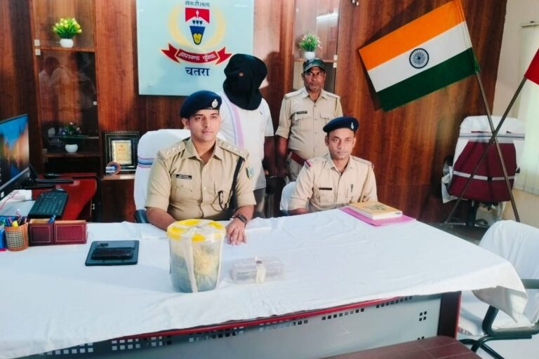 चतरा में 2.567 किलो अफीम के साथ तस्कर गिरफ्तार, बाइक जब्त 