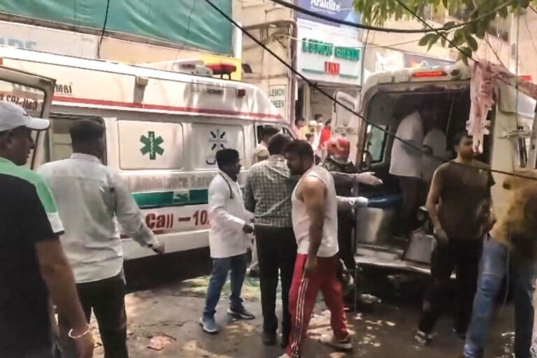 दिल्ली के मालवीय नगर आग हादसे में 21 लोगों की मौत, प्रियंका गांधी ने जताया दुख, कांग्रेस ने की मुआवजे की मांग; एलजी ने दिए जांच के आदेश