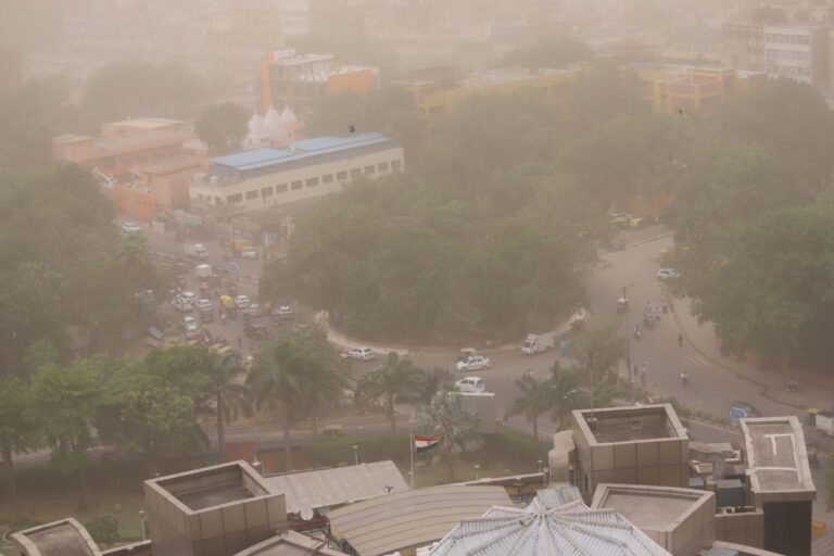 गर्मी और उमस का डबल अटैक, 53.5°C की तपन से झुलसी दिल्ली, जानें कब होगी बारिश?