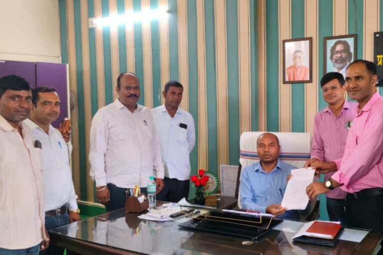 100 दिनों के बाद मारगोमुंडा के मनरेगा कर्मियों की हड़ताल खत्म, चेहरे पर मुस्कान लिए काम पर लौटे