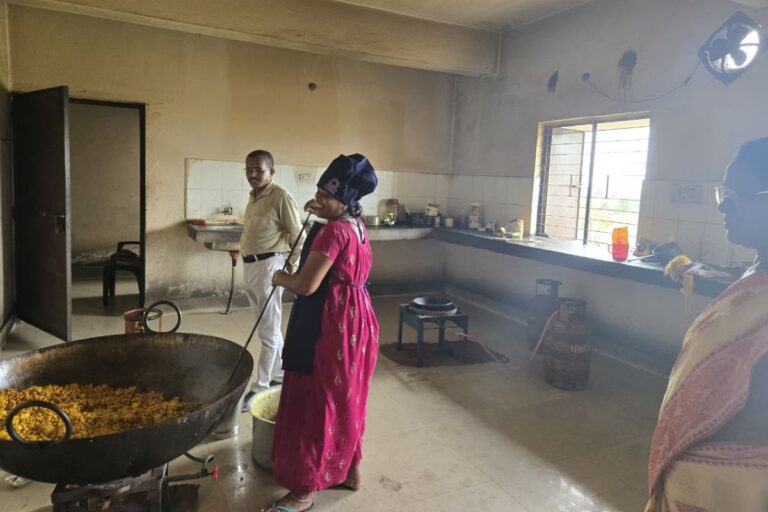 आवासीय विद्यालयों में भोजन और पेयजल में लापरवाही मिली तो होगी कार्रवाई : धनबाद डीसी ने चेताया