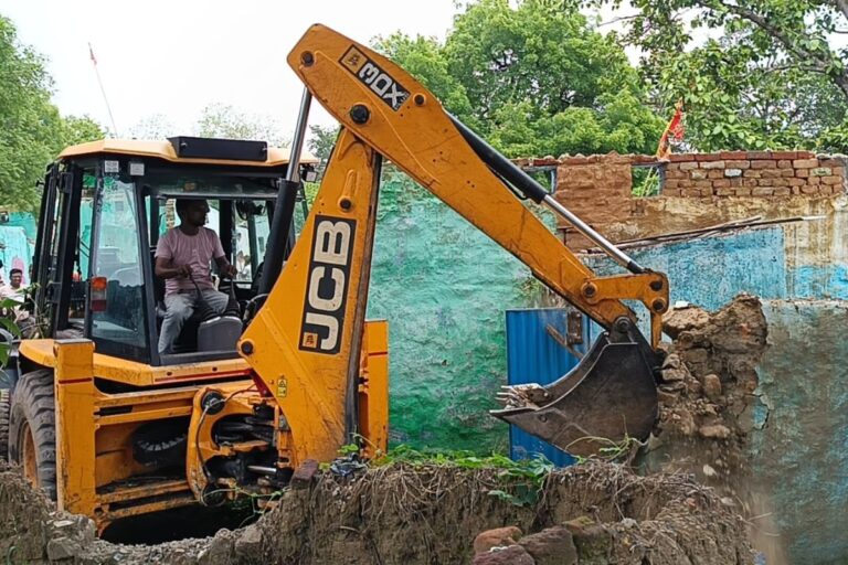 धनबाद में 16 अवैध आवासों पर चला बुलडोजर, टंडाबाड़ी भू-धंसान के बाद बीसीसीएल का एक्शन