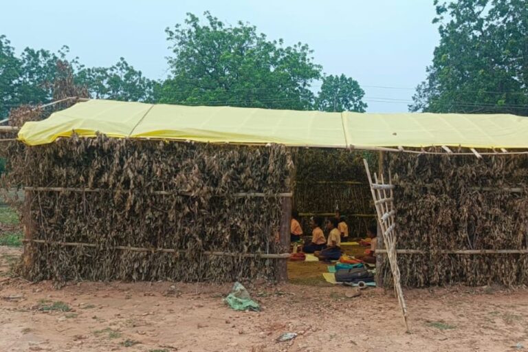 सिमडेगा में जर्जर पड़ा स्कूल बिल्डिंग, ग्रामीणों ने पेड़ों की डालियों से तैयार की अस्थायी क्लास 