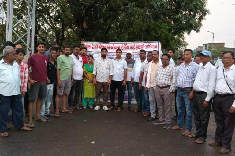 Dumka: 5 साल की लड़ाई के बाद हटा कोयला डंपिंग यार्ड, आंदोलनकारियों ने की आतिशबाजी
