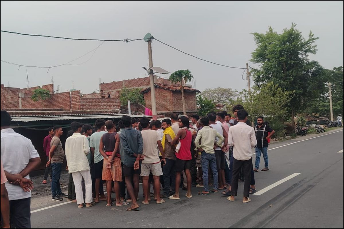 गया जी में तेज रफ्तार डंपर ने 5 साल की बच्ची को रौंदा, मौके पर मौत; ग्रामीणों ने किया सड़क जाम 2 Gaya Ji Road Accident 2
