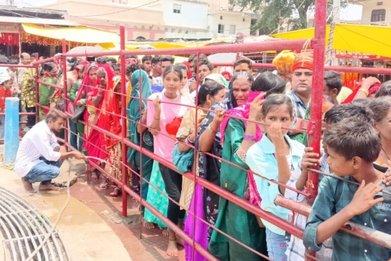 भीषण गर्मी के बीच थावे दुर्गा मंदिर में उमड़ी श्रद्धालुओं की भीड़, दर्शन के लिए लगी लंबी कतार