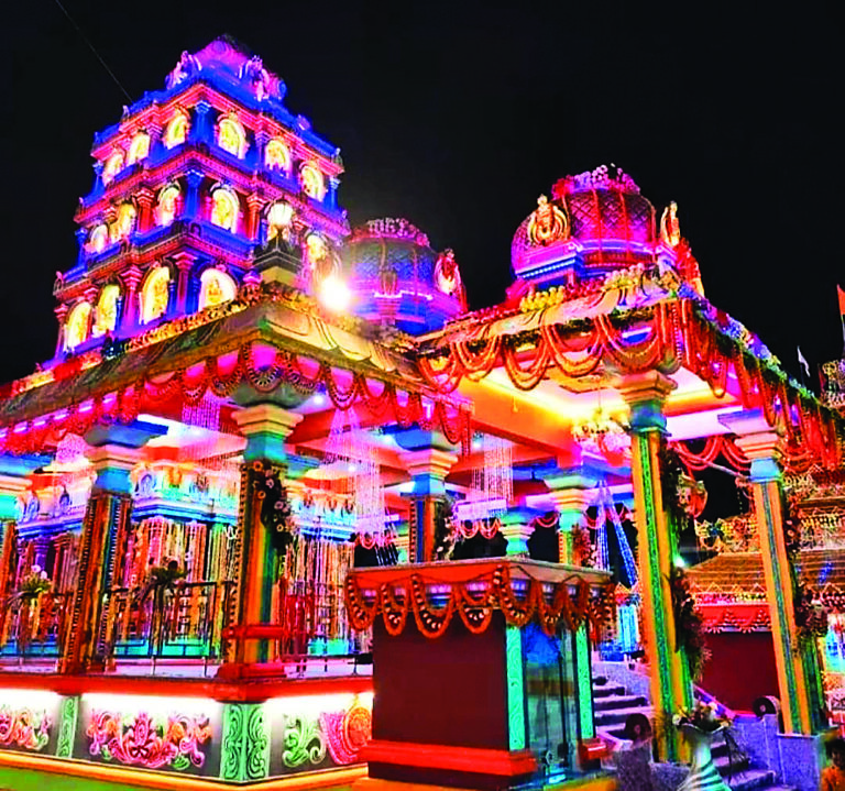 द्रविड़ शैली में बना नवादा का गोवर्धन मंदिर जहां शाम की आरती देखने उमड़ते हैं लोग