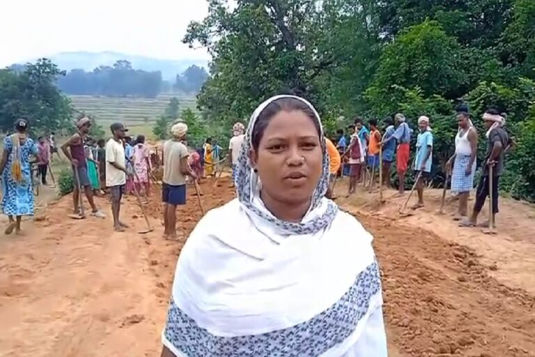 घोड़े बेचकर सोता रहा प्रशासन, माननीयों ने की अनसुनी तो ग्रामीणों ने उठा ली कुदाल और बना दी सड़क