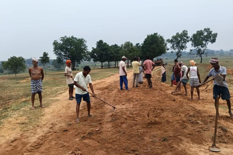 गुमला में प्रशासन ने नहीं सुनी गुहार, तो ग्रामीणों ने खुद बनाई सड़क