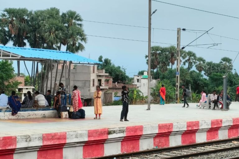 हाजीपुर-बरौनी रेलखंड के देसरी स्टेशन पर यात्री सुविधाओं की कमी, प्लेटफॉर्म नंबर 2 पर शेड विस्तार की उठी मांग