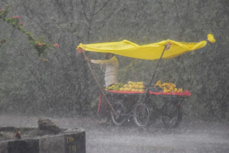 Very Heavy Rain Alert: अगले 7 दिन इन राज्यों में आंधी-तूफान, भारी से बहुत भारी बारिश का अलर्ट