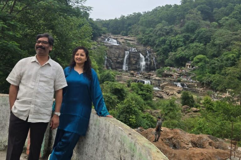 खुद कार चलाकर जोन्हा फॉल पहुंचे हेमंत सोरेन, पत्नी संग लिया प्रकृति का आनंद 