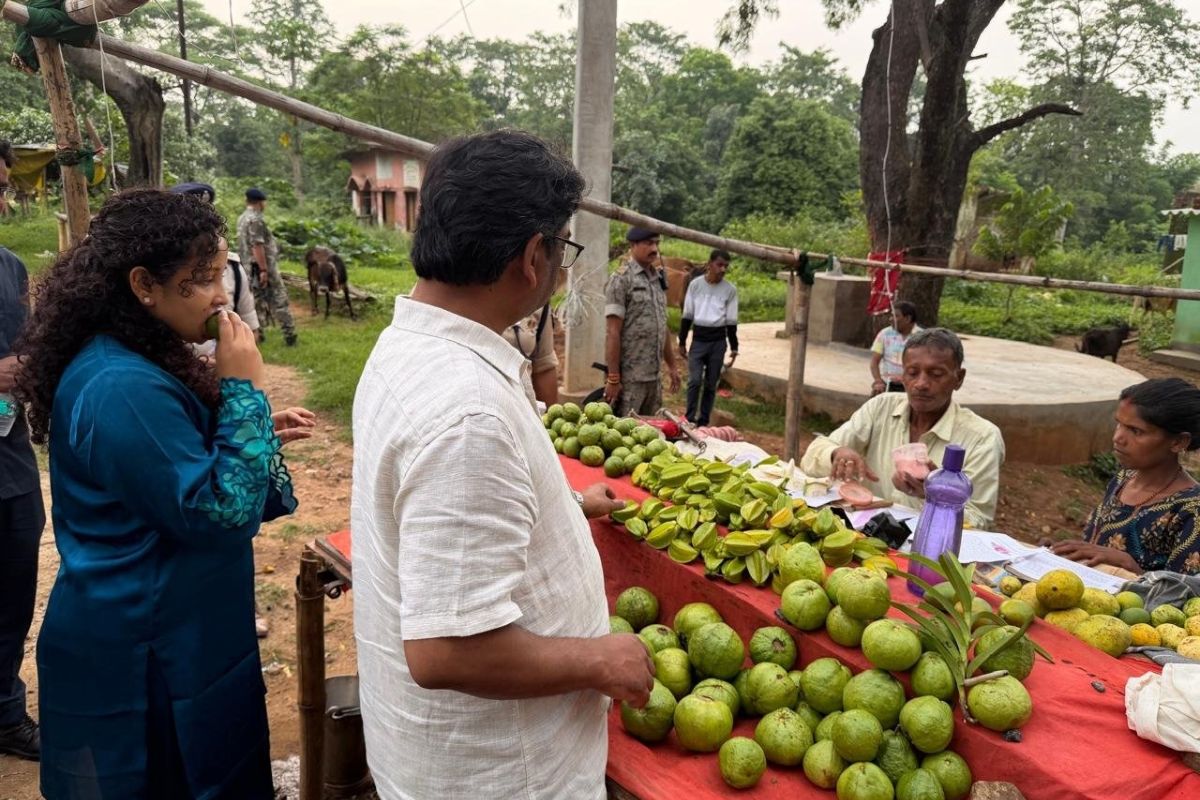 खुद कार चलाकर जोन्हा फॉल पहुंचे हेमंत सोरेन, पत्नी संग लिया प्रकृति का आनंद 2 Hemant Soren Johna Fall Visit 1