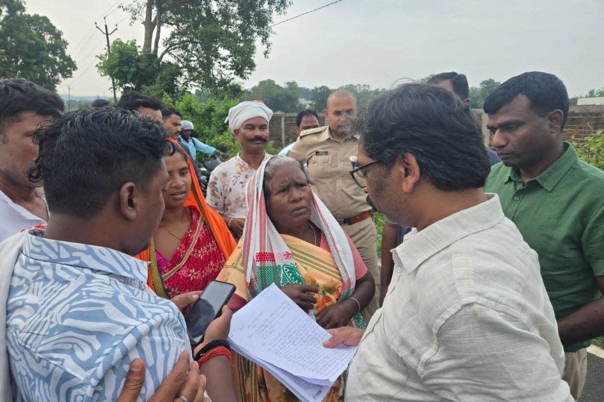 खुद कार चलाकर जोन्हा फॉल पहुंचे हेमंत सोरेन, पत्नी संग लिया प्रकृति का आनंद 1 Hemant Soren Johna Fall Visit 2