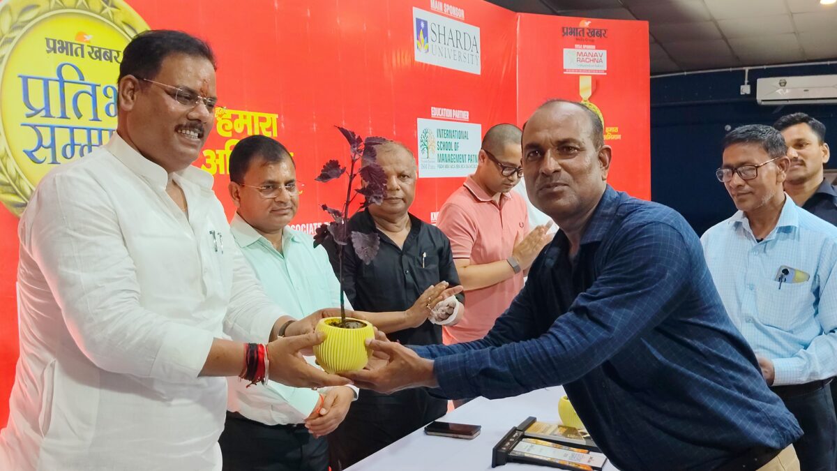 बेगूसराय में 'प्रभात खबर प्रतिभा सम्मान' का भव्य आयोजन, 300 से अधिक मेधावी छात्र-छात्राएं हुए सम्मानित 1 Img 20260627 130728.Jpg